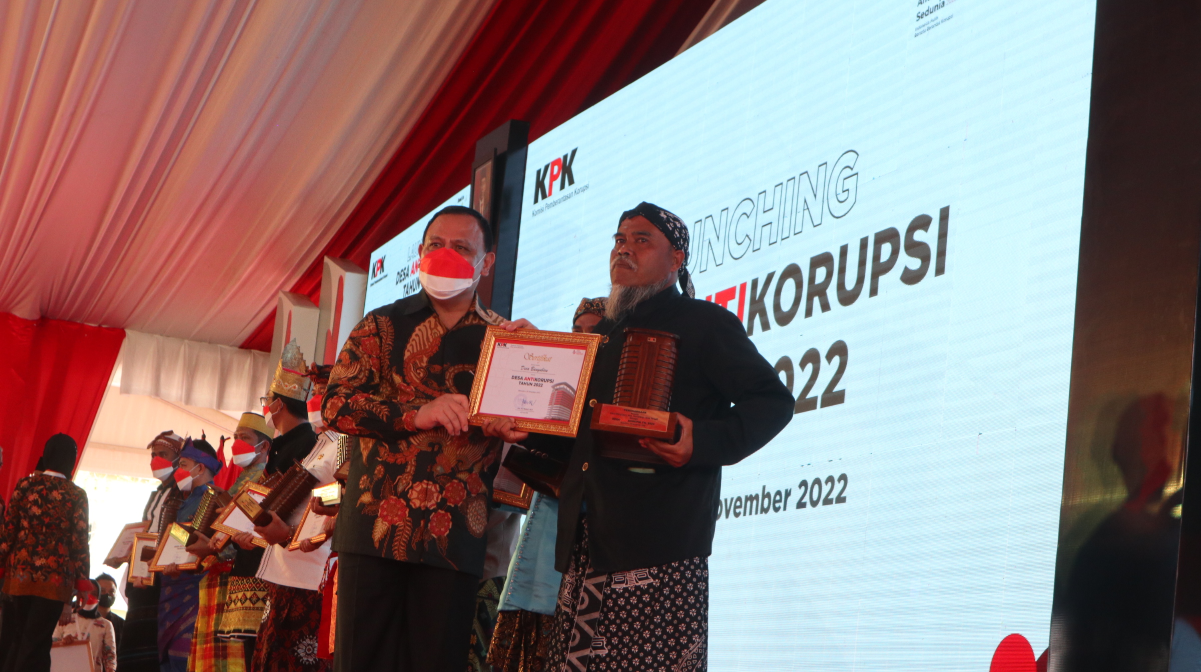 Kepala Desa Banyubiru saat menerima penghargaan Desa Anti Korupsi Tahun 2022