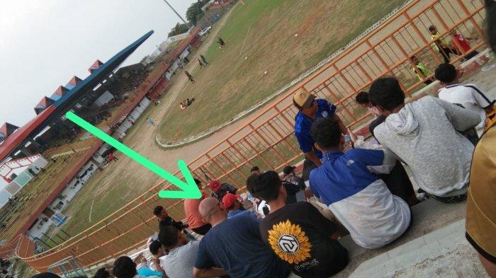 Eks tersangka pengaturan skor Bambang Suryo terlihat hadir dalam pertandingan lanjutan Liga 3 Jawa Tengah antara Persip Pekalongan menghadapi Sragen United berakhir di Stadion Hoegeng, Pekalongan.
