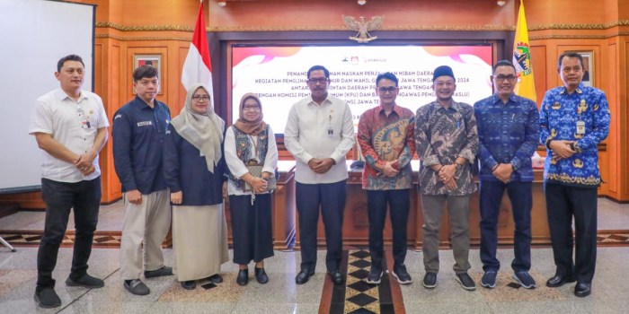 PENYERAHAN DANA HIBAH : Pj Gubernur Jateng Nana Sudjana bersama komisioner KPUD Jateng dan Bawaslu Jateng di Kantor Gubernur Jateng, Rabu (15/11/2023).