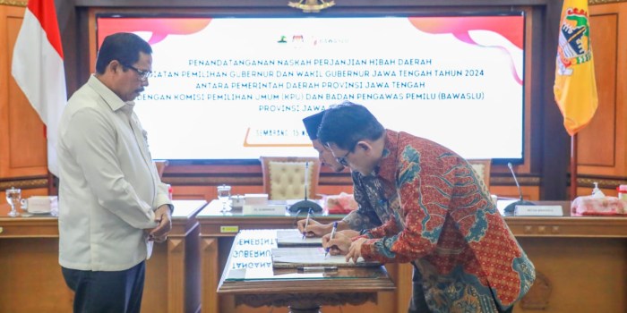 PENANDATANGANAN NPHD : Pj Gubernur Jateng Nana Sudjana melakukan penandatanganan NPHD antara Pemprov Jateng dengan KPUD Jateng dan Bawaslu Jateng di Kantor Gubernur Jateng, Rabu (15/11/2023).