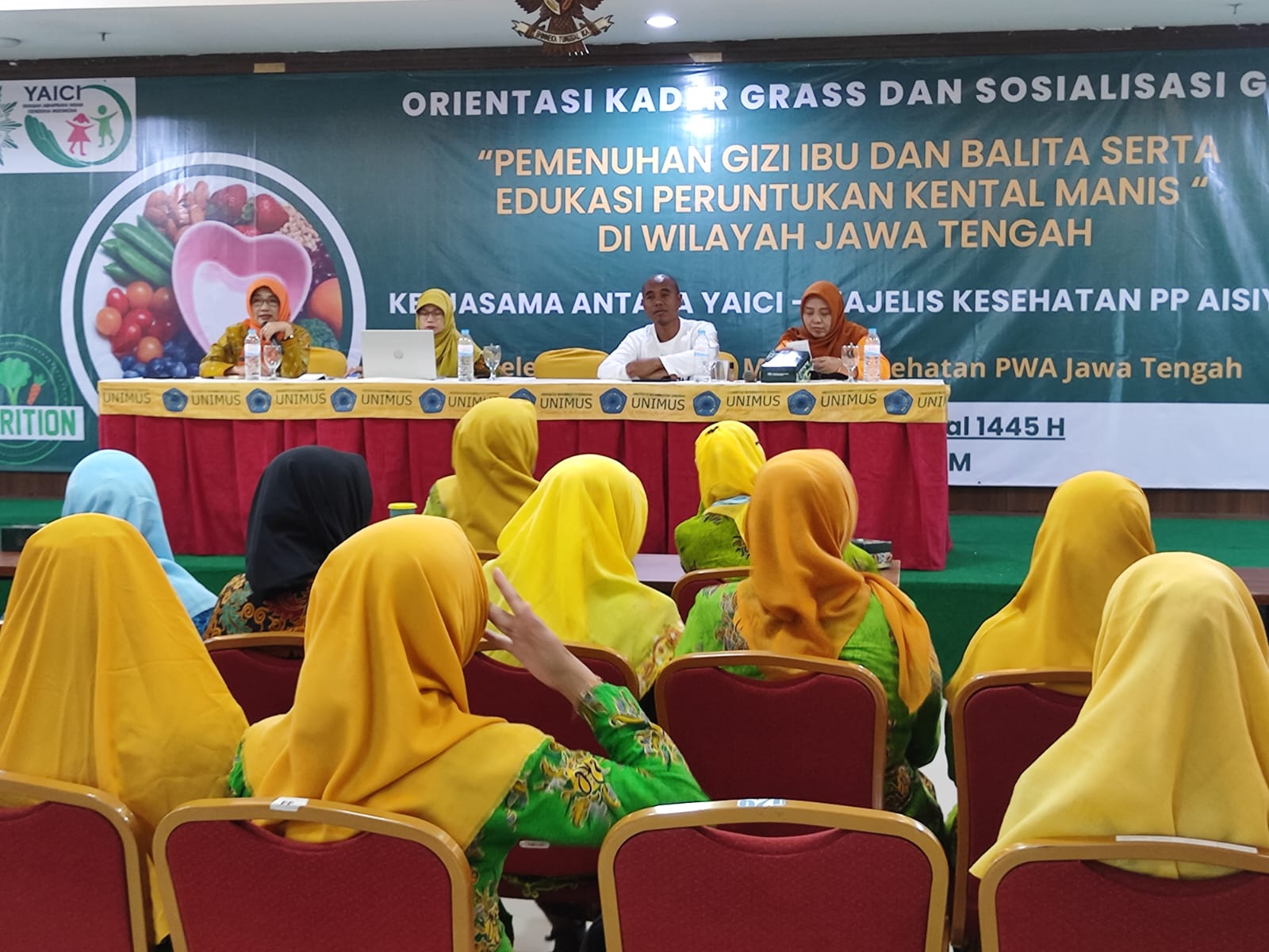 (kiri) Kepala Bidang Kesehatan Masyarakat Dinkes Jateng Yuni Rahayuningtyas memberikan sosialisasi bahaya kental manis kepada kader Aisyiyah untuk pencegahan stunting.