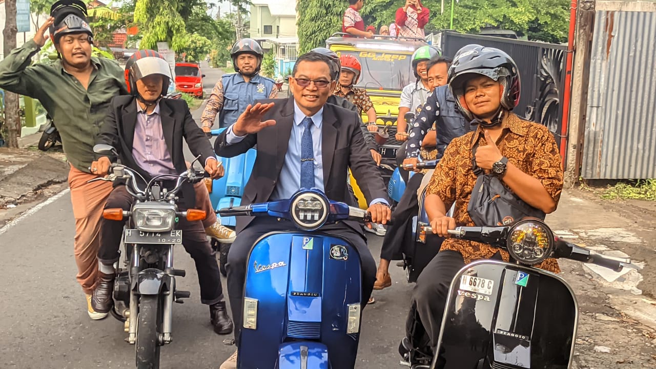 Prof Rasimin saat mengendarai vespa saat hendak berangkat ke pengukuhan guru besar di UIN Salatiga