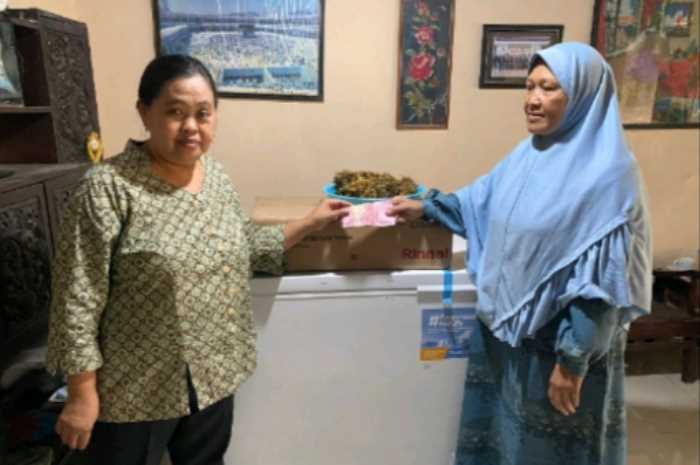 Ketua Tim PKUM Undip, Ir Widianingsih, MSc menyerahkan bantuan kepada pemilik UMKM Lumpia "Lurula",Iskisnawati.