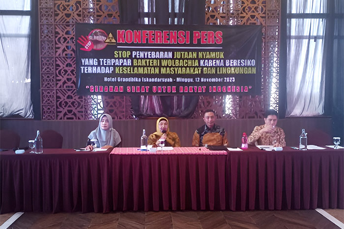 Dr. dr. Siti Fadilah Supari, Sp.JP (K) pada konferensi pers di Hotel Grandhika Iskandarsyah, Jakarta (12/11).