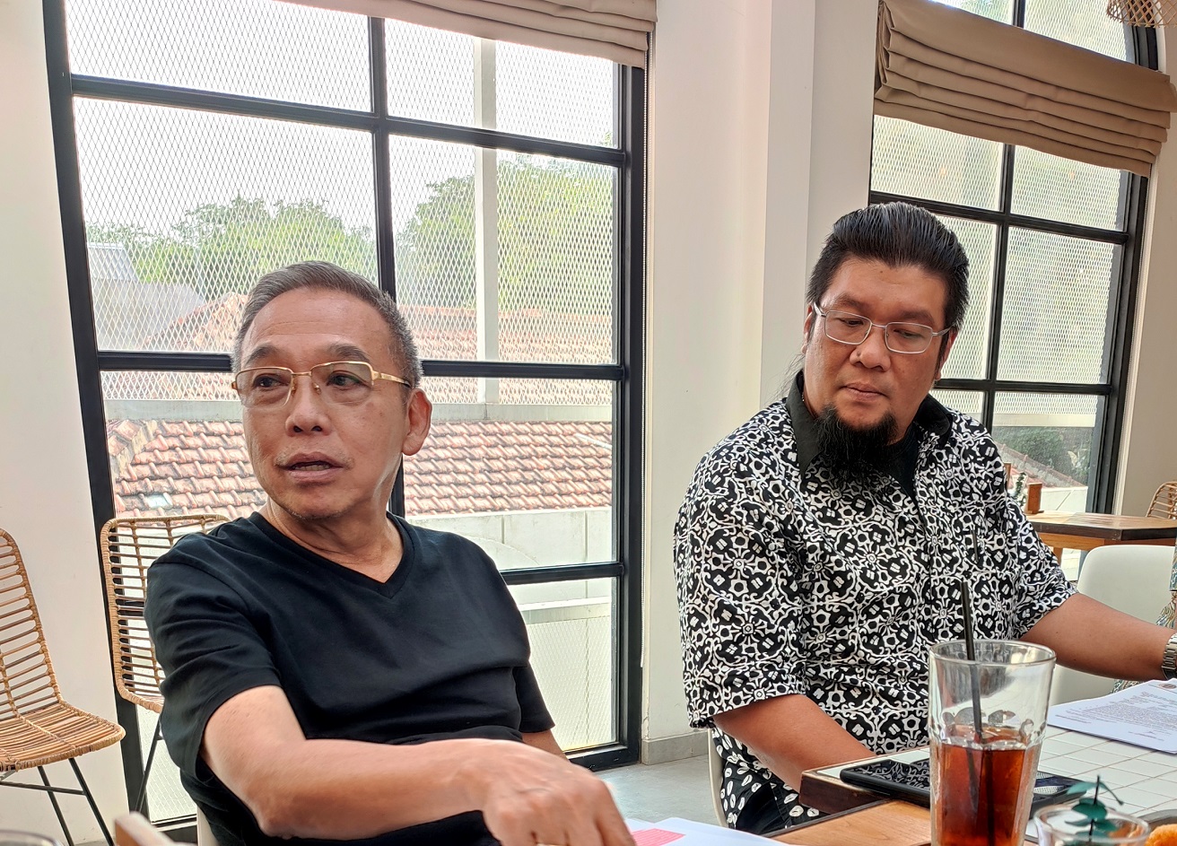 Mantan anggota DPR RI, Daniel Budi Setiawan didampingi kuasa hukumnya Sandy Christanto.