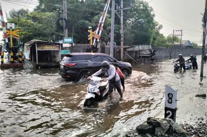 Beberapa motor mogok di Jalan Muktiharjo Raya Rabu pagi (15/11). FIGUR RONGGO WASSALIM/JAWA POS RADAR SEMARANG