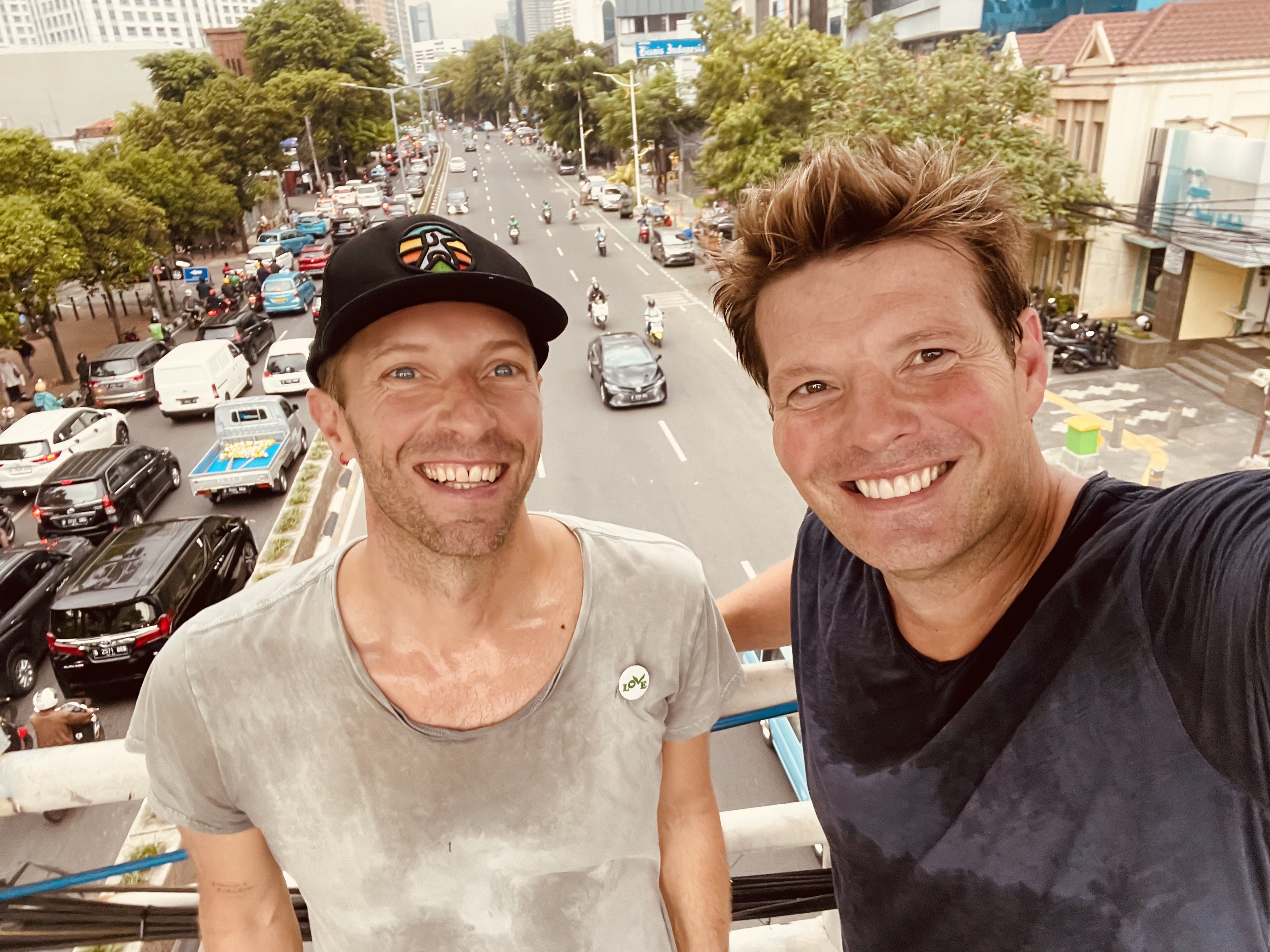 Chris Martin dan managernya Phil Harvey swafoto bersama di atas Jembatan Penyeberangan Orang (JPO) (14/11/2023).