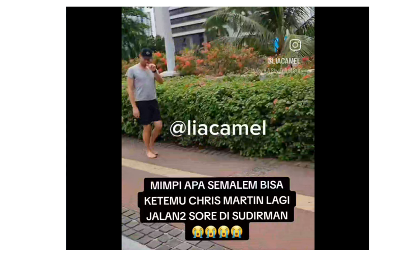 Akun Instagram @liacamel juga mengabadikan momen bersejarah Chris Martin