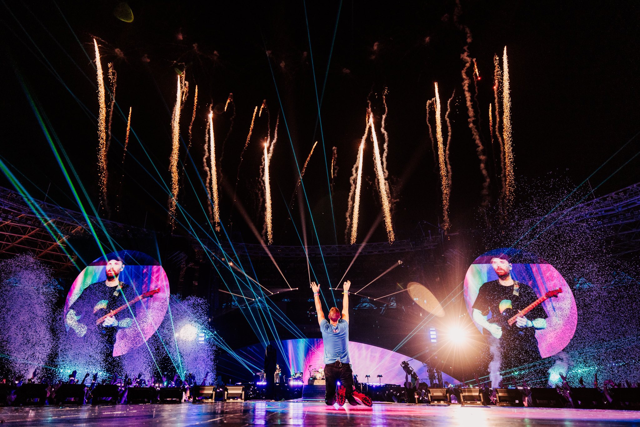 Kemeriahan konser Coldplay yang digelar di Stadion Utama Gelora Bung Karno (SUGBK),  pada Rabu malam (15/11/2023).
