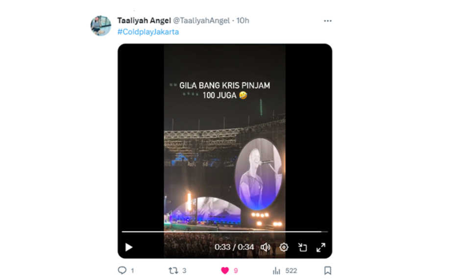 Chris Martin berpantun dalam bahasa Indonesia sambil bermain piano,