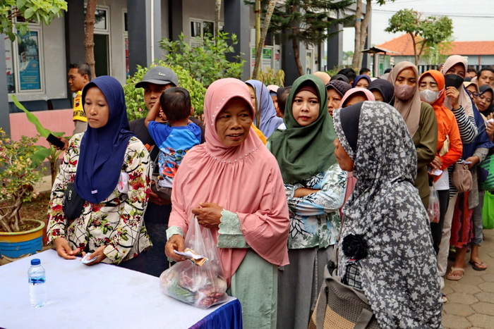 ANTRI &ndash; Warga Kecamatan Pekalongan Barat saat antri membeli sembako dalam operasi Pasar murah, pada Kamis (16/11).