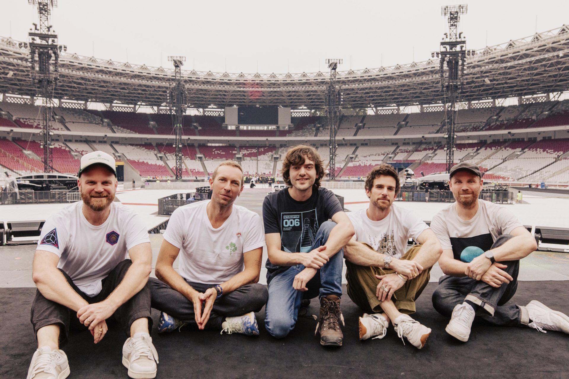 Boyan Slat (pendiri dan CEO The Ocean Cleanup) bersama Coldplay.  (Photo credit: @AnnaLeeMedia, www.theoceancleanup.com)