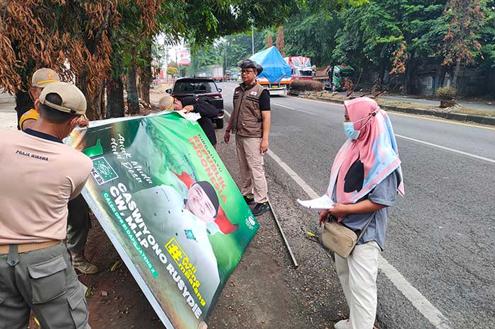 Bawaslu dan Satpol PP Batang lakukan penindakan penertiban alat peraga. (Riyan Fadli/Jawa Pos Radar Semarang)
