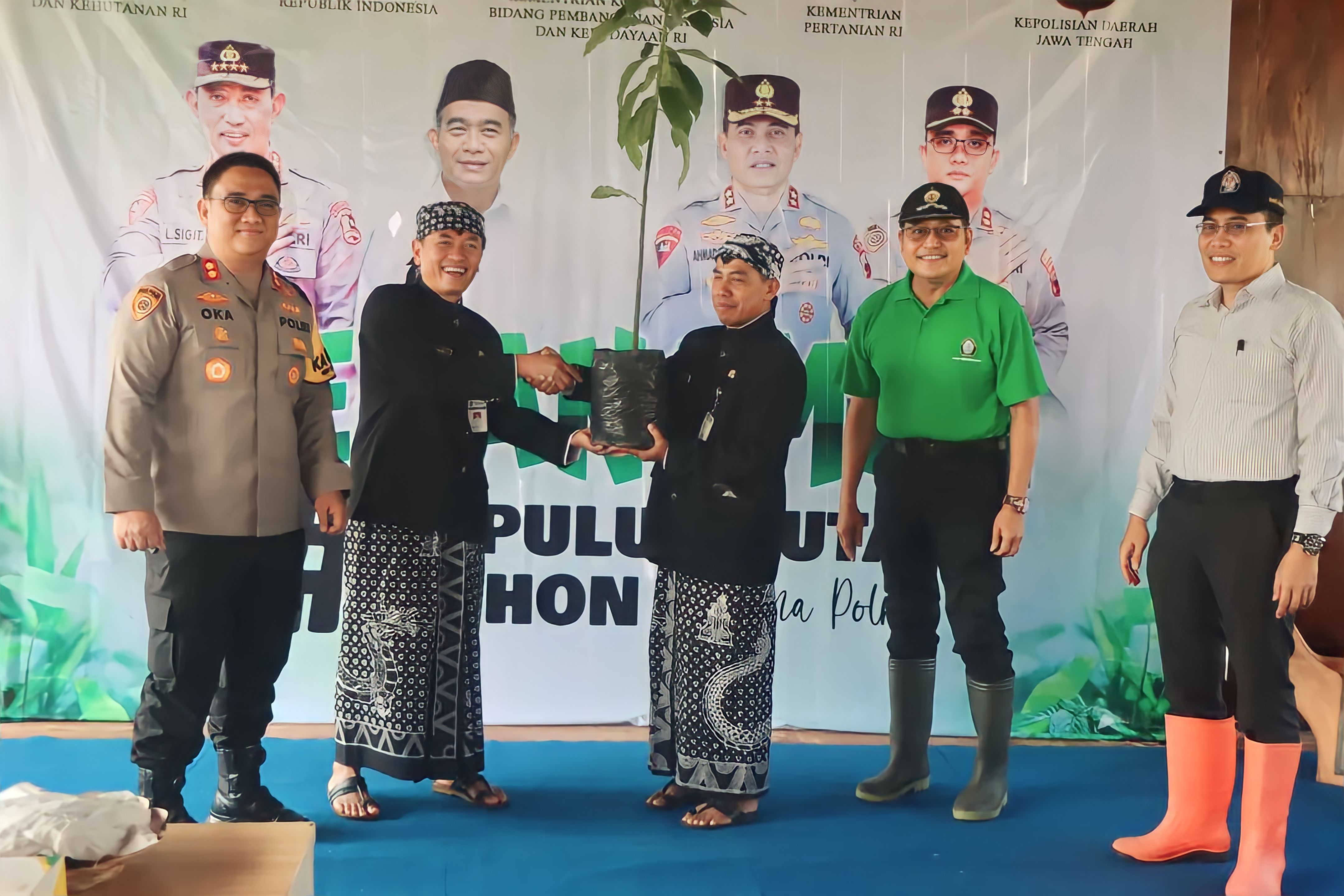 Wakil Bupati Semarang menyerahkan secara simbolis pohon kepada Lurah Susukan