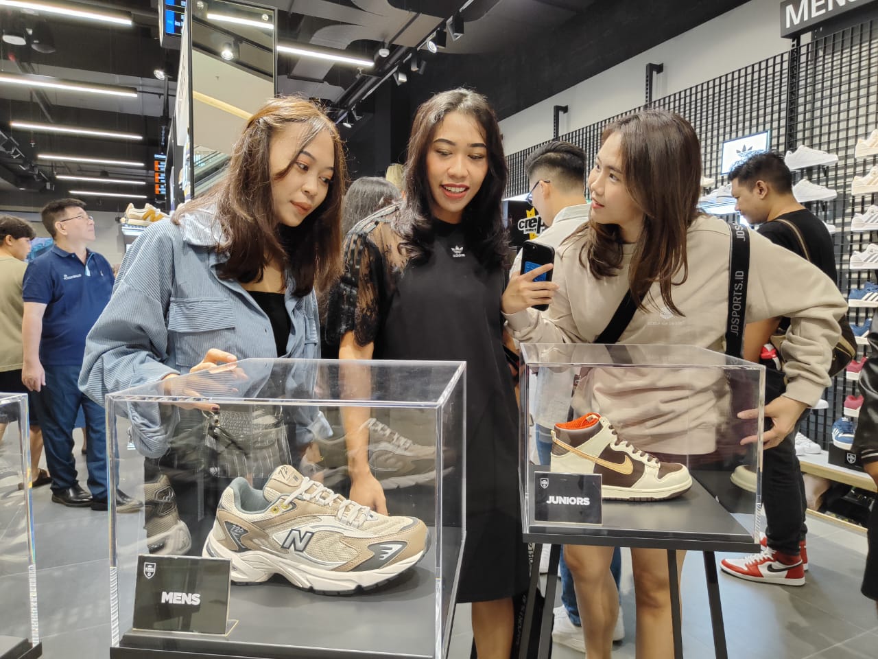 Pengunjung memilih produk JD Sports
