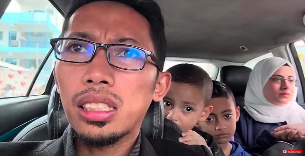 Muhammad Husein beserta keluarganya