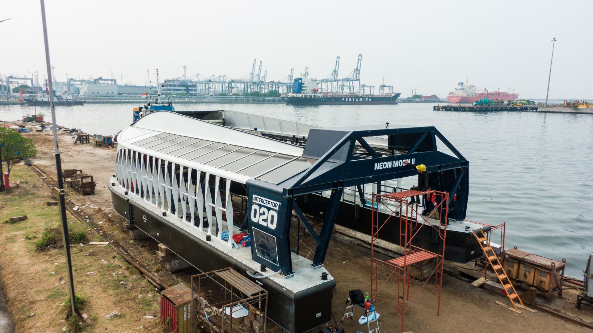 Perakitan Neon Moon II: Interceptor 020,  proyek The Ocean Cleanup yang disponsori Coldplay,  dijadwalkan akan beroperasi membersihkan limbah plastik di Sungai Cisadane - Indonesia sebelum akhir 2023.