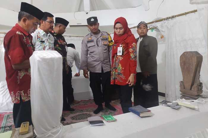 Bupati Demak dr Eistianah saat ziarah  wisata religi di Makam Wali Depok Desa Kramat Kecamatan Dempet. Wahib Pribadi/Jawa Pos Radar Semarang