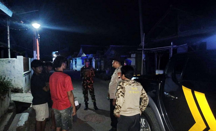 PATROLI &ndash; Anggota Polres Pemalang Jawa Tengah saat menggelar operasi rutin alam hari di wilayah setempat.