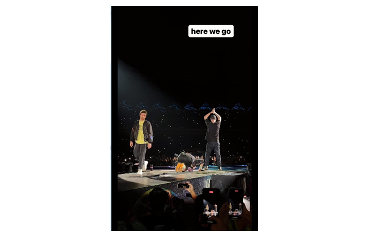 Chris Martin sujud syukur pada konser Coldplay yang digelar semalam di GBK (!5/11/2023). (Screenshot Instastory Instagram resmi Coldplay)