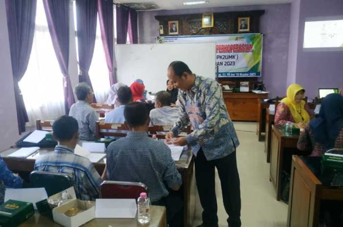 Dindagkop UKM Pemkab Demak memberikan pelatihan manajemen koperasi untuk para pengelola koperasi di Kabupaten Demak. (Wahib&nbsp;Pribadi/Jawa Pos Radar Semarang)