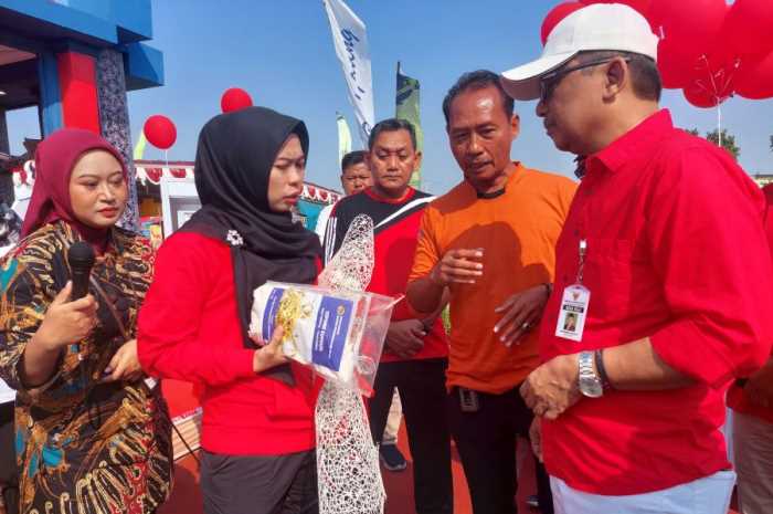 Kabid Koperasi UKM Dindagkop UKM Sunarto (tengah) dalam sebuah acara dengan Bupati Demak dr Eistianah. (Wahib&nbsp;Pribadi/Jawa Pos Radar Semarang)