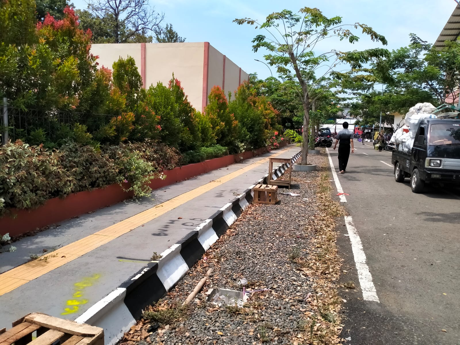 KEVELING TROTOAR: Kondisi trotoar Pasar Wiradesa pada Rabu (15/11). Ini salah satu titik yang diduga diperjualbelikan untuk lokasi berdagang.