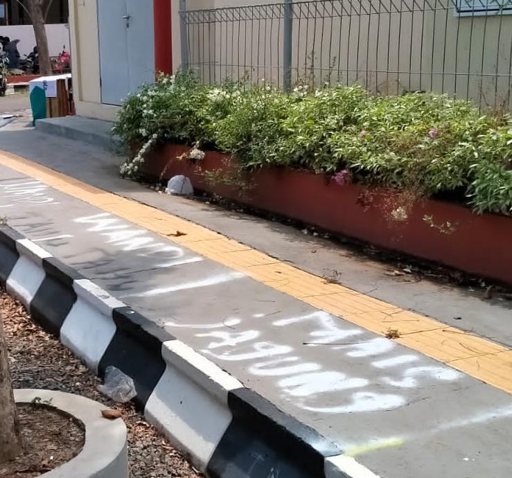 Salah satu titik trotoar yang dikaveling. Diduga sudah terjual.