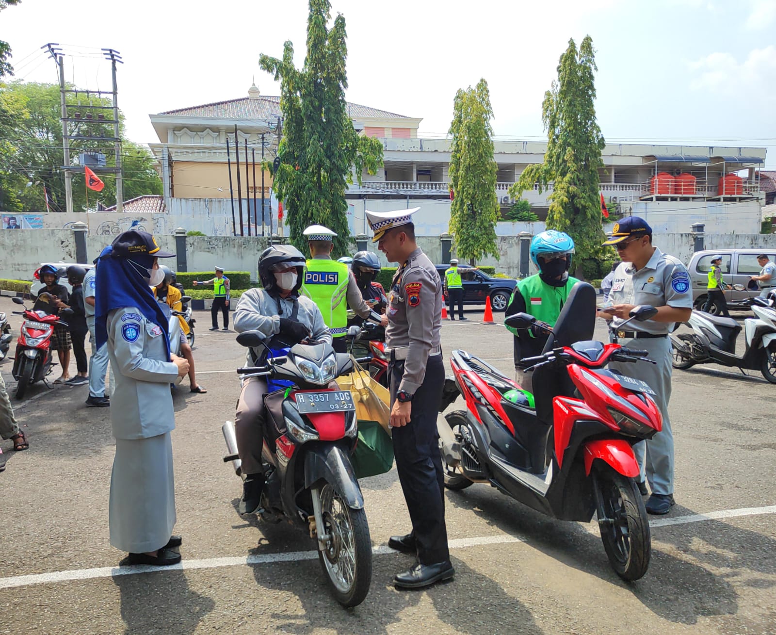 Samsat Semarang II beserta Kepolisian dan Jasa Raharja gelar sosialisasi taat pajak.