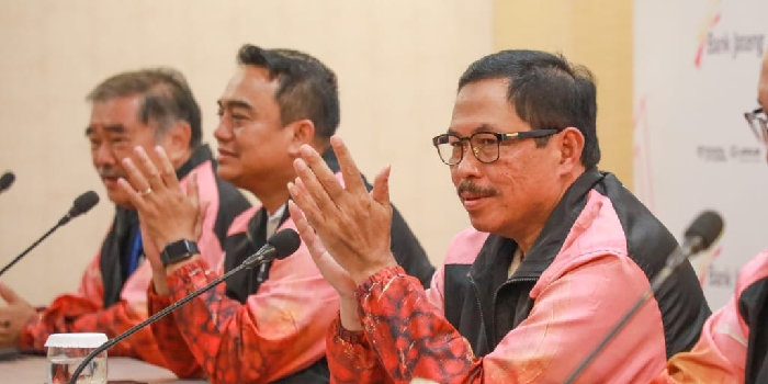 KONFERENSI PERS :Pj Gubernur Jawa Tengah,  Nana Sudjana saat Konferensi Pers Borobudur Marathon di Ruang Aloe Vera Hotel Grand Artis, Magelang.