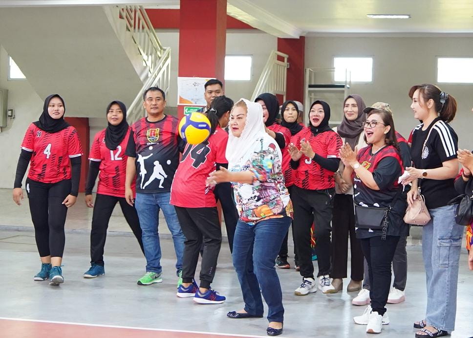 Wali Kota Semarang, Hevearita Gunaryanti Rahayu saat membuka kejuaraan bola voli perempuan Kader PKK antarkecamatan se-Kota Semarang berlangsung meriah, Sabtu (18/11).