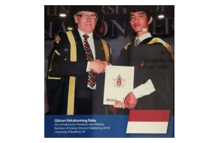 Foto wisuda kelulusan Gibran Rakabuming Raka dari Management Development Institute of Singapore (MDIS).