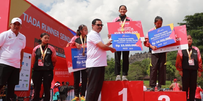 BOROBUDUR MARATHON : Pj Gubernur Jawa Tengah, Nana Sudjana saat menyerahkan hadiah pada flag off Borobudur Marathon bersama Menteri Pemuda dan Olahraga Dito Aryo Tejo di Taman Lumbini Borobudur.