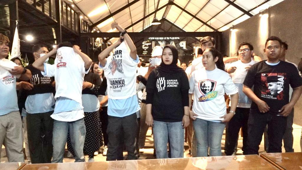 *No Nyinyir & No Sindir, Pendukung Ganjar Jateng Belok Dukung Prabowo-Gibran*  Dukungan kepada pasangan Prabowo Subianto-Gibran Rakabuming Raka terus mengalir deras menjelang Pilpres 2024. Terbaru, Pr