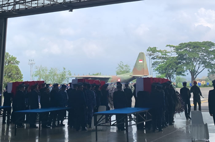 Momen perpisahan malaikat kecil melepas kepergian sang Ayah yang gugur dalam insiden pesawat TNI AU jatuh di Pasuruan