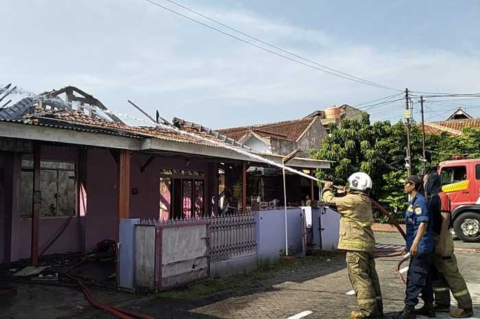 Petugas pemadam kebakaran masih berjibaku memadamkan api yang membakar rumah Boediarto di Jalan Taman Mahesa Mukti II, Pedurungan Tengah Sabtu (18/11). FIGUR RONGGO WASSALIM/JAWA POS RADAR SEMARANG