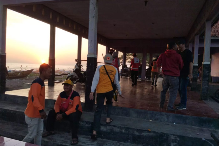 Sejumlah tim gabungan di Pantai Dewaruci usai peristiwa remaja terseret ombak pada Minggu (19/11) sore.