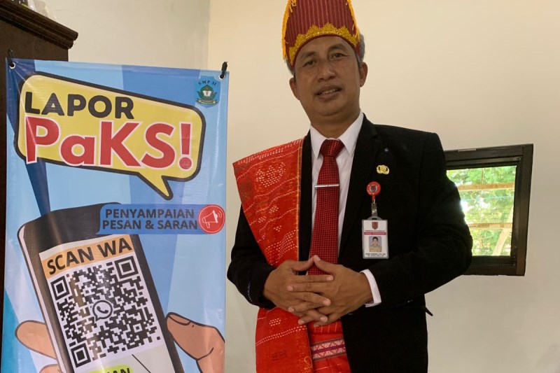 Kepala SMP Negeri 31 Semarang Agung Nugroho berinovasi dengan membuat layanan aduan Lapor PaKS. (M. IQBAL AMAR/JAWA POS RADAR SEMARANG)