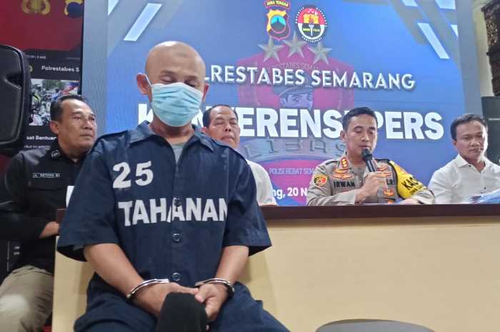 Puji Raharjo ketika didatangkan dalam sesi jumpa pers di Mapolrestabes Semarang Senin (20/11/2023). (M HARIYANTO/JAWA POS RADAR SEMARANG)