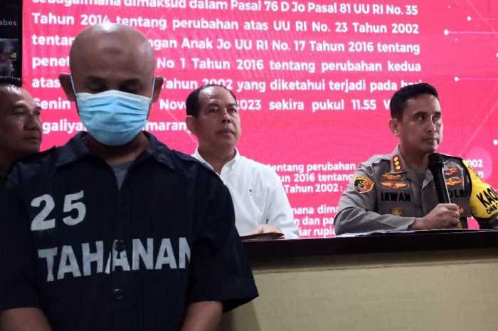 Puji Raharjo ketika didatangkan dalam sesi jumpa pers di Mapolrestabes Semarang Senin (20/11/2023). (M HARIYANTO/JAWA POS RADAR SEMARANG)
