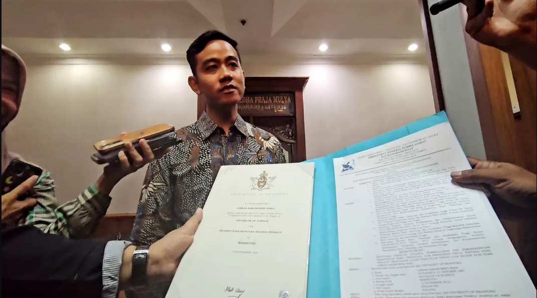 Gibran tunjukkan ijazah Universitas Bradford miliknya kepada wartawan di Balai Kota Surakarta, Senin (20/11/2023) (SILVESTER KURNIAWAN/RADAR SOLO)