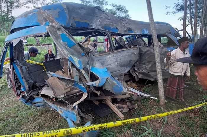 Kondisi mobil Elf yang hancur dalam tragedi kecelakaan di Lumajang. Kecelakaan itu menewaskan total 11 orang. (JUMAI/RADAR JEMBER)