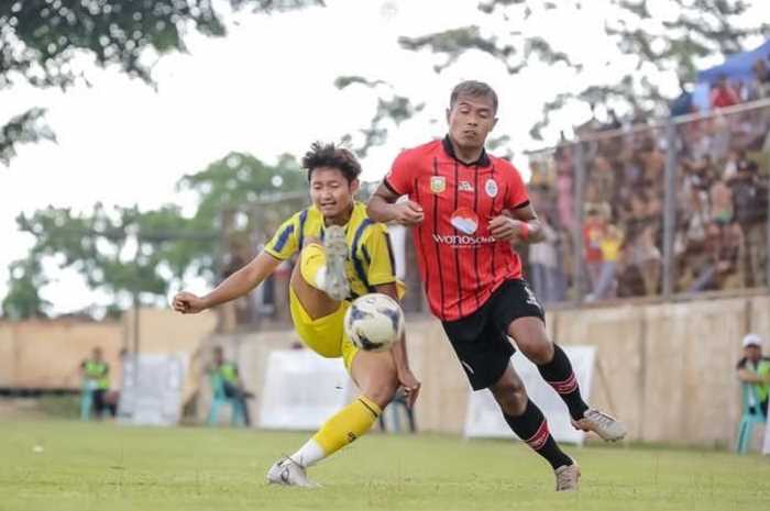 Penyerang PSIW Andri Gepeng berusaha melewati pertahanan pemain Persibas Banyumas dalam pertandingan lanjutan Liga 3 Jateng Grup E di Lapangan Tangulasi Wonosobo Minggu (19/11).&nbsp;