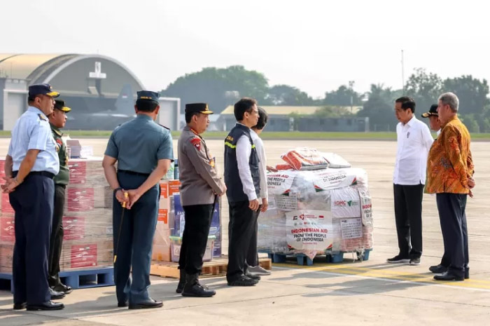 Pelepasan bantuan kemanusiaan kedua dari Indonesia untuk Gaza, di Pangkalan TNI AU Halim Perdana Kusuma, Jakarta, Senin (20/11).