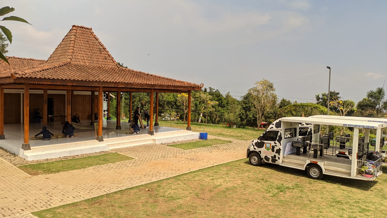 Pendopo dan Shuttle Bus yang ada di area Sumogawe Valley