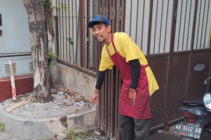 Saksi satu saat menunjukkan kembali dia menemukan bayi tersebut, Selasa (21/11). ROFIK SYARIF G P/JAWA POS RADAR SEMARANG