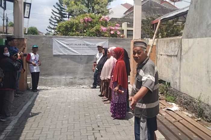 Warga Tanjungsari RW 02 Kelurahan Sumurboto Kecamatan Banyumanik menggelar protes karena akses jalan ditutup tembok Senin (20/11). IDA FADILAH/JAWA POS RADAR SEMARANG
