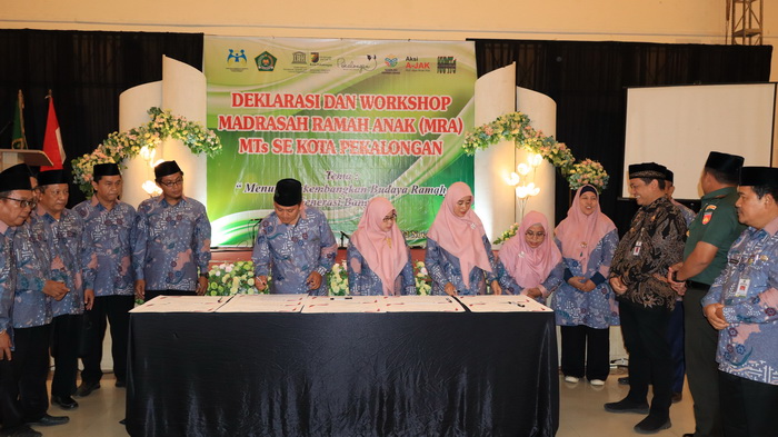 TANDA TANGAN &ndash; Kepala MTs Kota Pekalongan saat tanda tangan deklarasi Sekolah ramah anak, di gedung Djunaid Kota Pekalongan, Rabu (22/11).