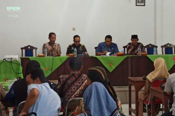 Kepala Dindagkop UKM Demak Iskandar Zulkarnain dan Kabid Koperasi UKM Sunarto bersama pihak Bea Cukai mensosialisasikan ketentuan cukai tembakau untuk pelaku UMKM di Demak.