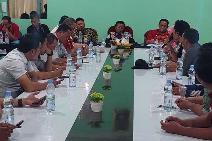 Kepala Dindagkop UKM Demak Iskandar Zulkarnain bersama Sekda Pemkab Demak Akhmad Sugiharto saat memimpin audiensi dengan pedagang Krempyeng Pasar Bintoro. (Wahib&nbsp;Pribadi/Jawa Pos Radar Semarang)